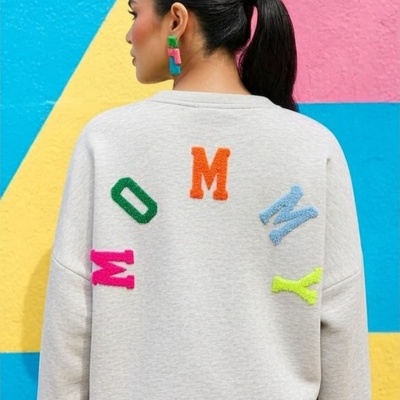 Sweatshirt cinzenta com letras coloridas MOMMY nas costas