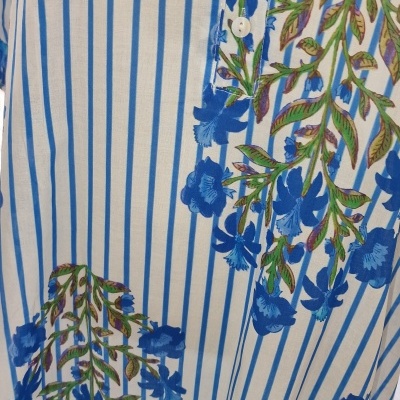 blusa ou camisa às riscas azuis com flores azuis e folhas verdes