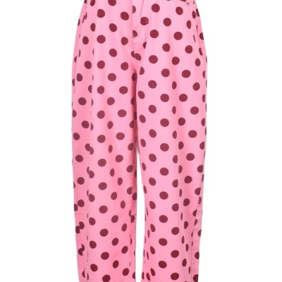 Calças cor-de-rosa com bolinhas castanhas