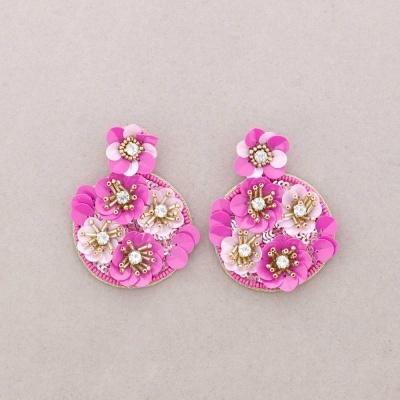 Brincos florais rosa com pérolas e cristais detalhados