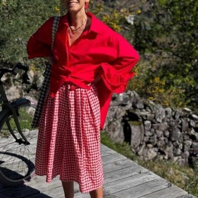 Mulher com roupa vermelha casual ao ar livre com paisagem natural