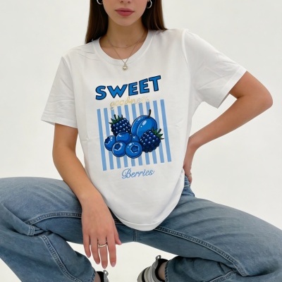 T-shirt branca com estampa azul e calças de ganga azuis