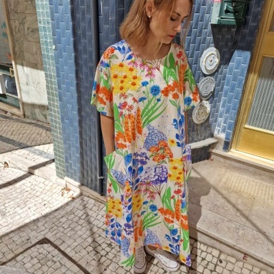 Vestido comprido estampado floral colorido em algodão