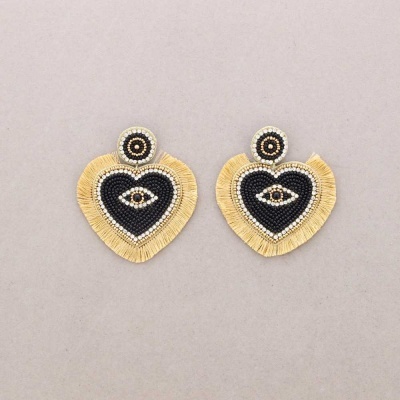 Brincos em forma de coração com contas pretas e bege e franja amarela