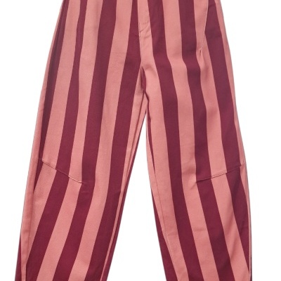 Calças largas de tecido rosa e vermelho às riscas penduradas