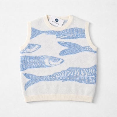 Camisola creme sem mangas com padrão de peixes azuis