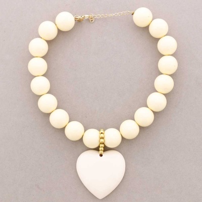 Colar de contas creme com pendente branco de coração