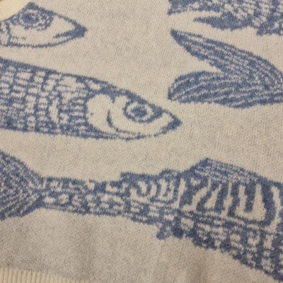 Camisola de malha creme com padrão de peixes azuis