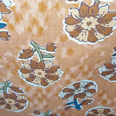 Tecido estampado com padrão floral em tons castanhos e bege