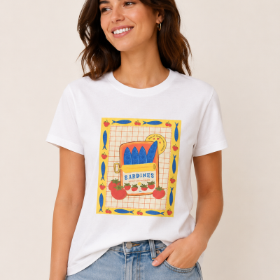 T-shirt branca com estampa de lata de sardinhas colorida