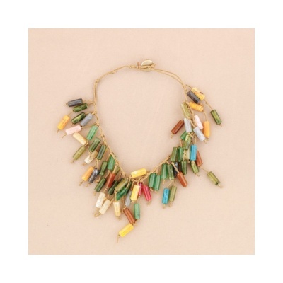 Colar colorido com contas tubulares em cordão claro sobre fundo bege