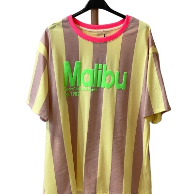 T-shirt às riscas amarelas e castanhas com texto verde Malibu e gola rosa