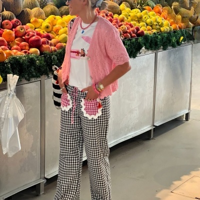 Mulher com roupa casual colorida a visitar mercado de frutas