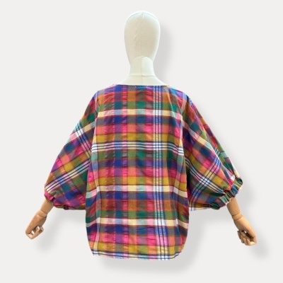 Blusa xadrez colorida com mangas largas em manequim branco vista de costas