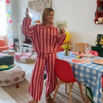 Conjunto pijama feminino corações em ambiente de sala de jantar