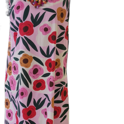 Vestido floral colorido em manequim com colar multicolorido