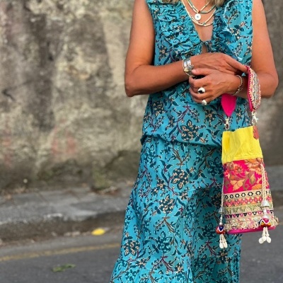 Conjunto azul com padrões florais e sacola colorida bordada