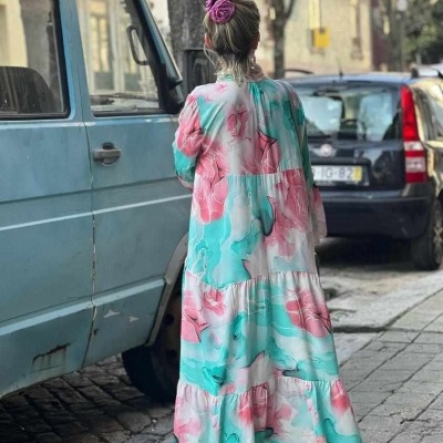 Vestido comprido feminino floral rosa e azul em rua de calçada