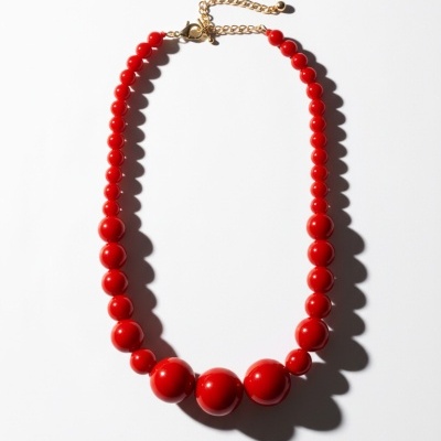 Colar de pérolas vermelhas com fecho dourado