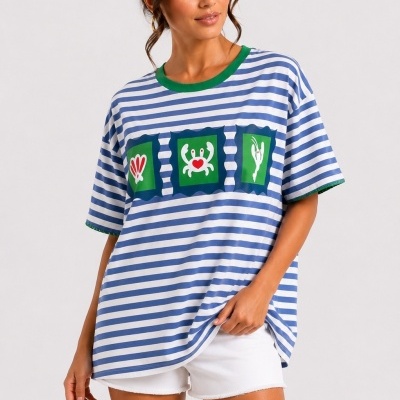 T-shirt com riscas azuis e brancas e estampas de concha, caranguejo e peixe