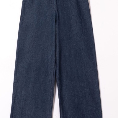 Calças azuis com bainha franzida penduradas