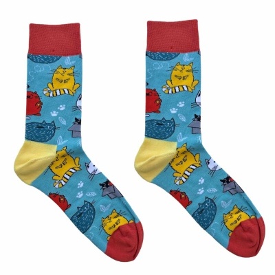 Meias azuis com padrão de gatos coloridos, punho vermelho, calcanhar amarelo e biqueira vermelha