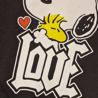 Camisola preta com estampa de Snoopy e Woodstock com texto LOVE