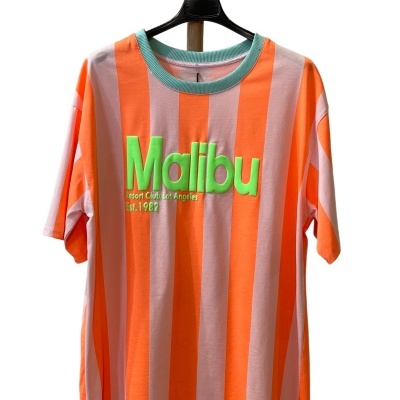 T-shirt riscada laranja e rosa com texto verde neón Malibu Resort Club, Los Angeles Est. 1982