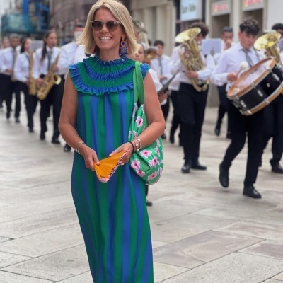 Vestido comprido azul e verde com bolsa floral e abanador laranja