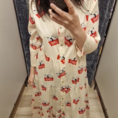 Vestido comprido creme com padrão de Snoopy e Woodstock e texto LOVE em caixas vermelhas.