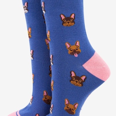 Meias azuis com padrão de cachorros e detalhes cor-de-rosa