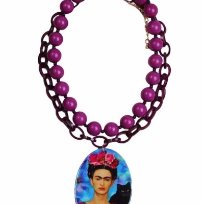 Colar com contas roxas, corrente e pendente oval com imagem de Frida Kahlo