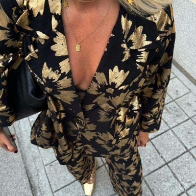 Fato de duas peças preto com flores douradas, acessórios dourados e sapatos amarelos