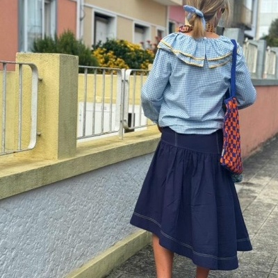 Mulher com roupa azul em passeio urbano