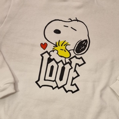 Camisola branca com estampa Snoopy e Woodstock e texto LOVE