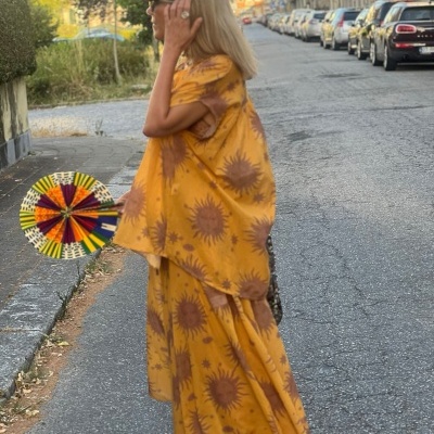 Conjunto amarelo com estampa de girassóis castanhos