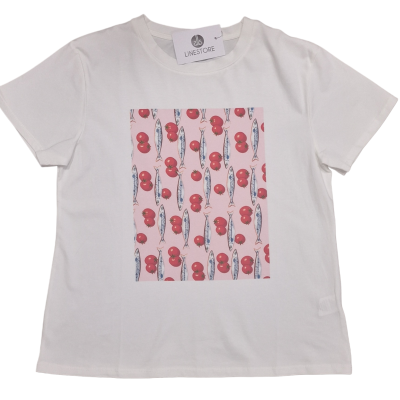 T-shirt branca com estampado de peixes e tomates