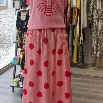 Mannequim com camisola sem mangas rosa com desenho de lagosta vermelho e saia rosa com grandes bolinhas vermelhas