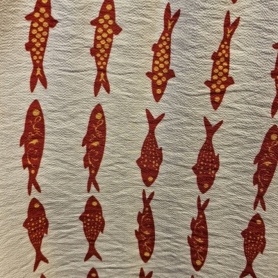 Tecido branco com padrão de peixes vermelhos e amarelos