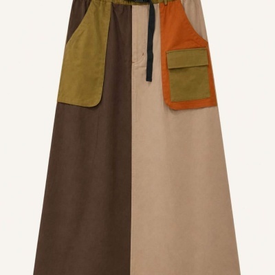 Saia midi de tecido com blocos de cor e bolsos grandes