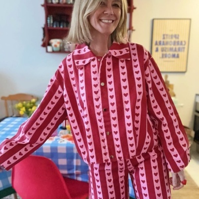 Conjunto de roupa riscas vermelhas e rosas com corações, camisa e calças