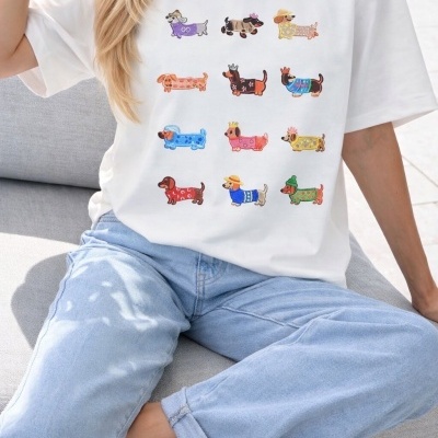 T-shirt branca com estampado de cães coloridos e jeans azul claro largos