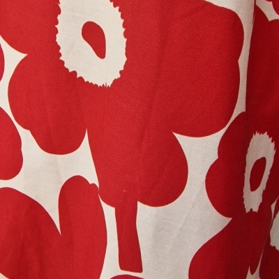 Tecido com padrão floral vermelho e branco