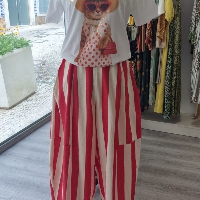 Mannequim com camisola branca com estampa de gato e calças às riscas vermelhas e brancas