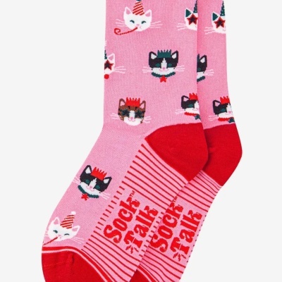 Meias cor-de-rosa com gatinhos e texto Sock Talk vermelho