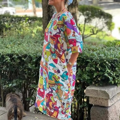 Mulher com vestido colorido com padrão abstrato na rua ao ar livre