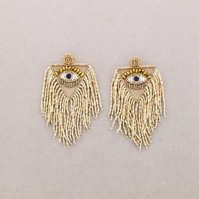 Brincos com franjas de contas douradas e desenho de olho