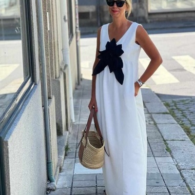 Vestido longo branco com laço preto e bolsa de palha