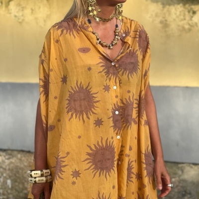 blusa mostarda com estampado de sóis e estrelas