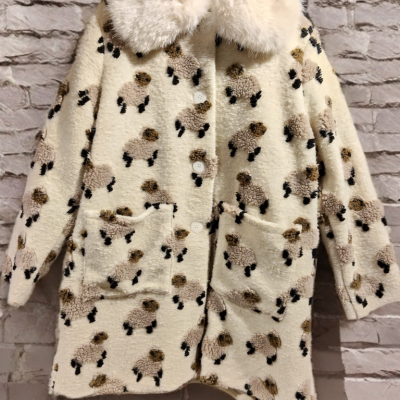 Casaco comprido peludo branco com padrão de ovelhas e gola branca